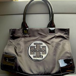 Tory Burch size medium! This bag is perfect for a night out or around town!